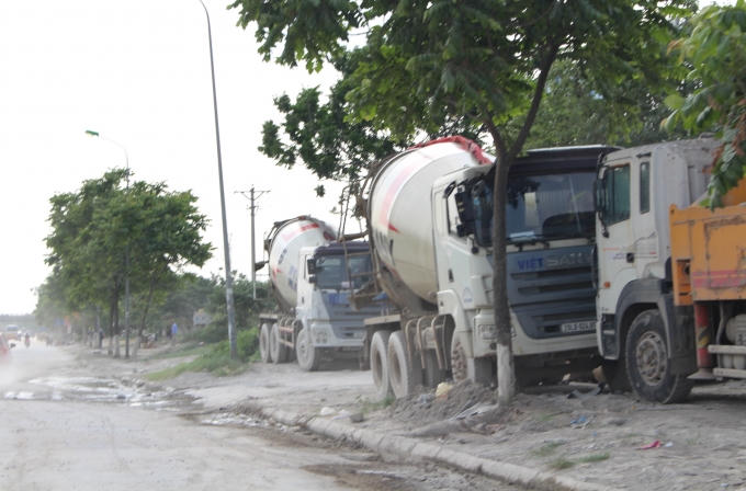 Vỉa hè bị chiếm dụng làm nơi để xe.
