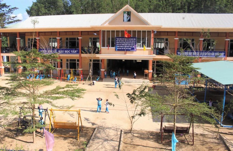 Các em trẻ ở xã Trà Leng vui đùa dưới sân mái trường.