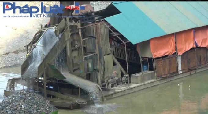 Tầu cuốc được thiết kế hệ thống đào và đãi vàng tại thị trấn Pác Miầu - Bảo Lâm.