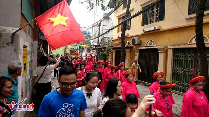 H&agrave; Nội: Trẩy hội tr&ecirc;n con đường 'đắt nhất h&agrave;nh tinh'