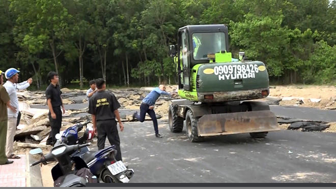 Trần Quốc Tĩnh dùng gạch đập phá xe múc ẢNH: NGUYỄN LONG