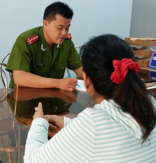 Bà Lão đang trình báo cơ quan công an.