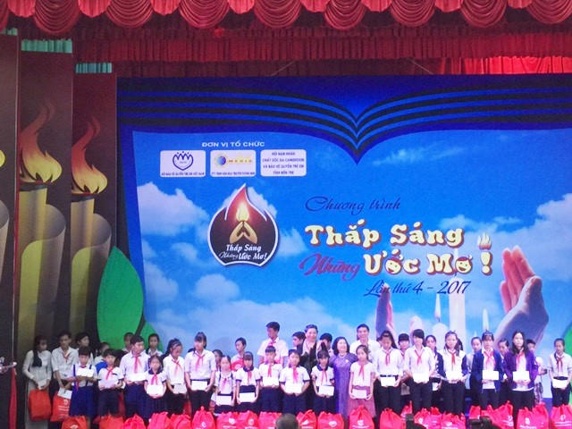 Phó Chủ Tịch Thường trực Quốc hội Tòng Thị Phóng trao quà và học bổng đến các em học sinh nghèo vượt khó tại Bến Tre