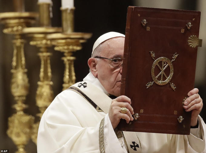 Cuốn sách Tin Mừng được Đức Giáo hoàng đọc trong buổi lễ.