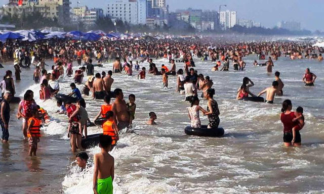 Thời tiết nắng nóng, hơn nữa, đang là thời điểm nghỉ lễ nên những ngày này, lượng du khách đổ về Sầm Sơn rất lớn, khiến các bãi tắm bị quá tải.