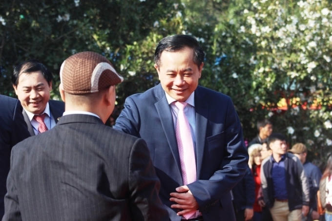 Ông Mai Vũ Tuấn, Bí thư Huyện ủy Bình Liêu tiếp đón các quan khách tham dự Hội hoa Sở 2016.