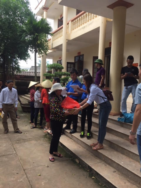 Niềm vui của người dân khi đón nhận những món quà.