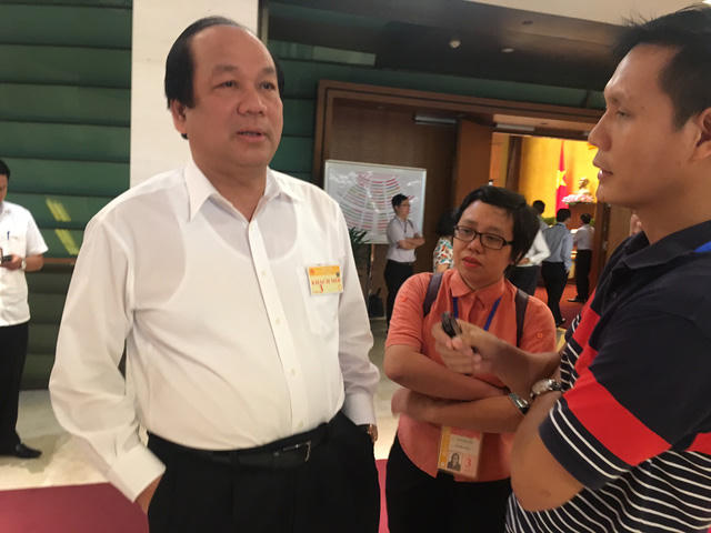 Bộ trưởng Mai Tiến Dũng trao đổi bên hành lang Quốc hội sáng 13/6.