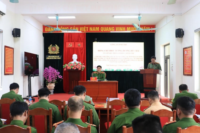 Toàn cảnh buổi làm việc.