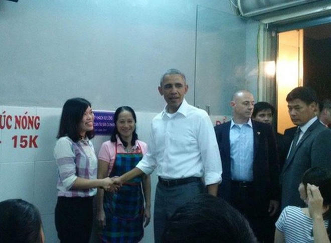 Chủ qu&aacute;n b&uacute;n chả: