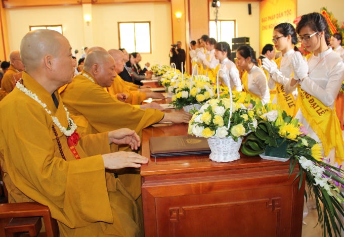 Thanh thiếu niên Phật tử dâng hoa kính mừng Phật đản.