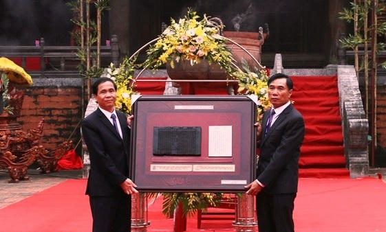 Đại diện Bộ Nội vụ đã trao tặng Mộc bản triều Nguyễn - cuốn sách Đại Việt sử ký toàn thư ghi chép thân thế và sự nghiệp vua Lê Thái Tổ cho tỉnh Thanh Hóa.