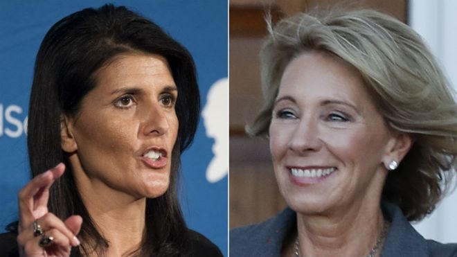 Bà Nikki Haley (trái) và bà Betsy DeVos (phải). (Ảnh: AP)