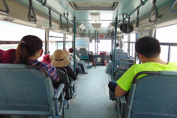 Chỉ có những ngày nghỉ lễ kéo dài, những chiếc xe buýt ở những tuyến "nóng" mới thưa khách như thế này.