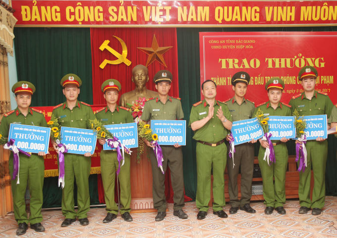 Phó Giám đốc Công an tỉnh trao thưởng cho tập thể, cá nhân Công an huyện Hiệp Hoà.