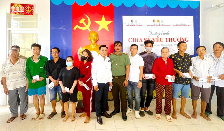 Chương trình “Chia sẻ yêu thương” do Chi đoàn Phòng Kỹ thuật nghiệp vụ và ngoại tuyến Công an Cà Mau phối hợp Công an phường Hòa Thành tổ chức.
