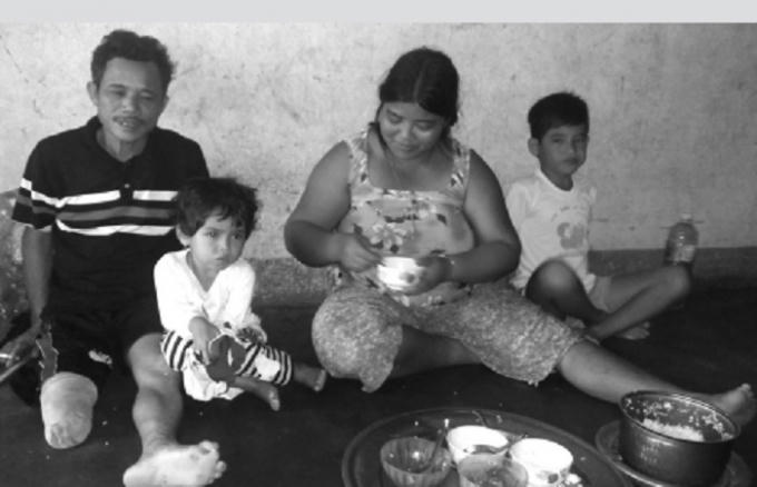 Bữa cơm chỉ có nồi cơm và chén mắm dầm cà nướng của gia đình anh A Nức.