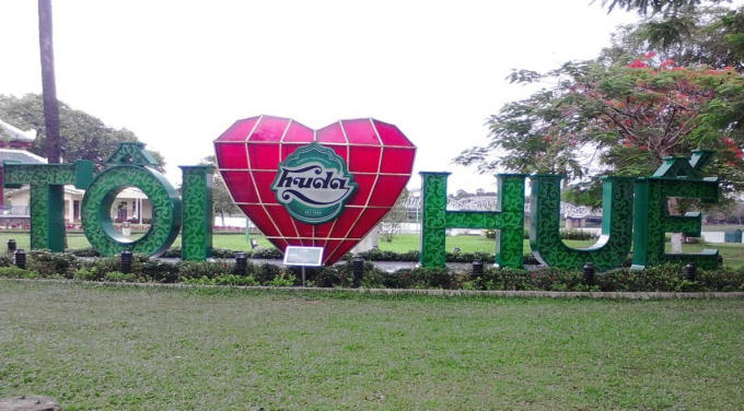 Việc đặt logo của một thương hiệu bia vào ngay vị trí “ trung tâm” của hình trái tim đỏ cách điệu đã khiến cho nhiều người lầm tưởng đây là công trình “Tôi yêu Huda Huế” chứ không còn là “Tôi yêu Huế” nữa.