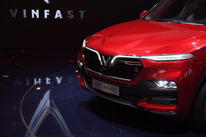 Nguyễn Mạnh Thắng – TGĐ Whatcar: Một năm trước Vingroup đã tuyên bố triển khai dự án ô tô VinFast. Lúc đó chỗ Cát Hải bây giờ nhà máy bây giờ vẫn là một biển nước mênh mông. Nhưng chỉ một năm sau, tôi vừa đến thăm nhà máy thì một tổ hợp đã được hình thành, các nhà xưởng cực kỳ rộng lớn, thậm chí có thể nói là khổng lồ. Hàng nghìn cánh tay robot đang chờ được lắp đặt bởi các chuyên gia và kỹ sư nước ngoài. Thật không thể tưởng tượng được. Nhưng tôi tin chắc là VinFast sẽ thành công và tôi ủng hộ sản phẩm này!