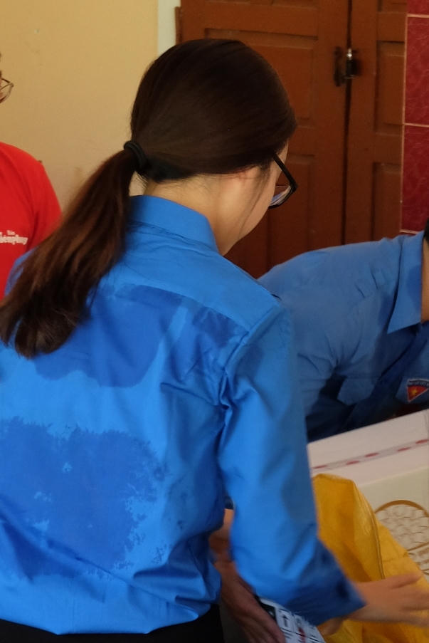 Hoa hậu Mỹ Linh, Á hậu Thanh Tú đẹp giản dị trong màu áo xanh tình nguyện