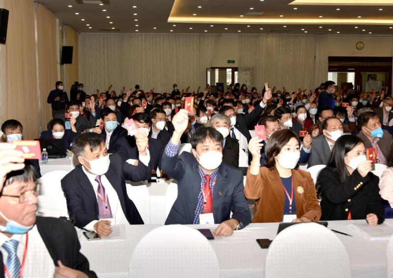 C&aacute;c đại biểu biểu quyết th&ocirc;ng qua chương tr&igrave;nh Đại hội.