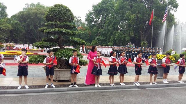 Học sinh trường Tiểu học Thăng Long vinh dự được đón Tổng thống Obama.(Ảnh: Dân trí)
