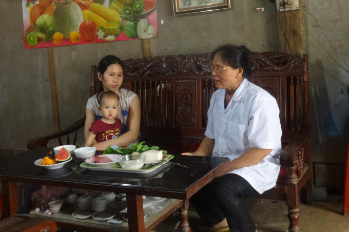 Một số hộ gia đình ở xa có con bị bệnh, xã đã chỉ đạo các cộng tác viên dinh dưỡng đến tận nhà cho trẻ uống vitamin A và tư vấn dinh dưỡng bổ sung cho trẻ.