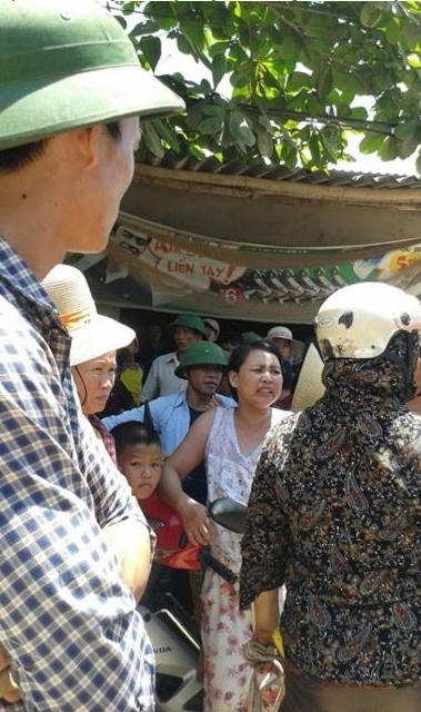 Người dân vây nhà bà Hà để đòi nợ.