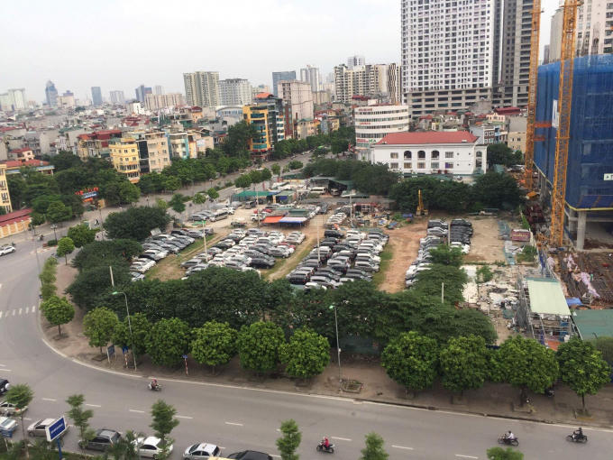 Hàng trăm chiếc xe được trông giữ tại dự án 299 Trung Kính