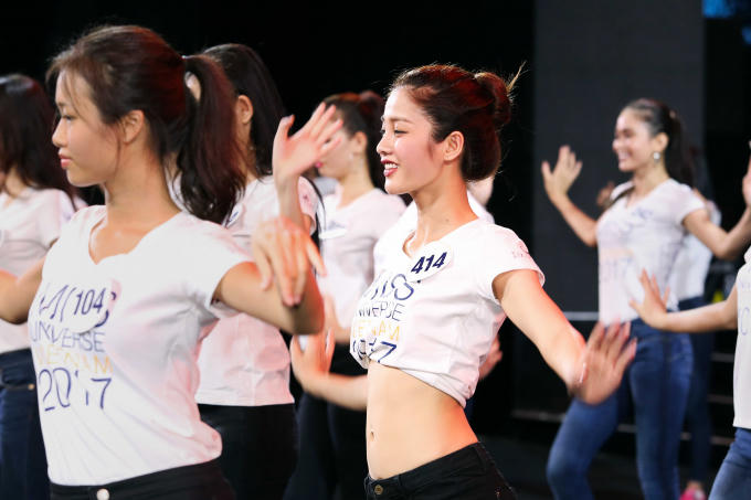 Ngắm nhìn thí sinh Hoa hậu Hoàn vũ Việt Nam miệt mài tập luyện cho phần thi đêm Bán kết