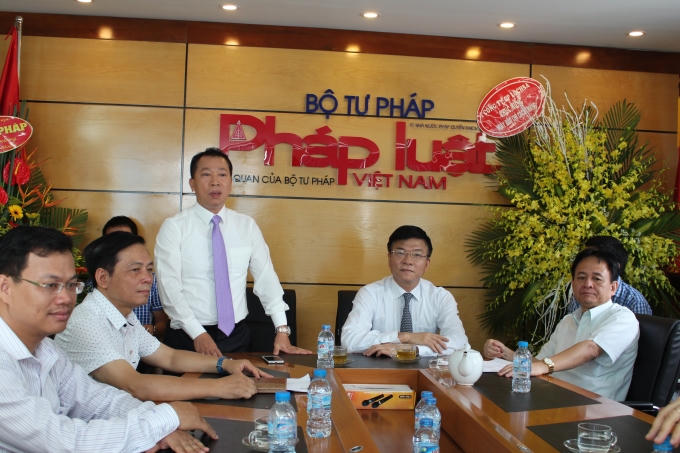 Tổng biên tập Đào Văn Hội báo cáo kết quả đã đạt được với Bộ trưởng.