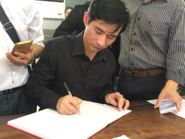 Anh Thái Phát Thành, học trò cũ của thầy Văn Như Cương đến viếng thầy.