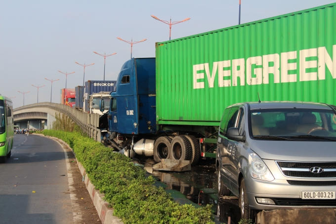 Hiện trường vụ tai nạn giao thông liên hoàn trên cầu vượt ngã tư Thủ Đức.