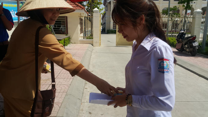 Các em thí sinh vui vẻ nhận sữa.