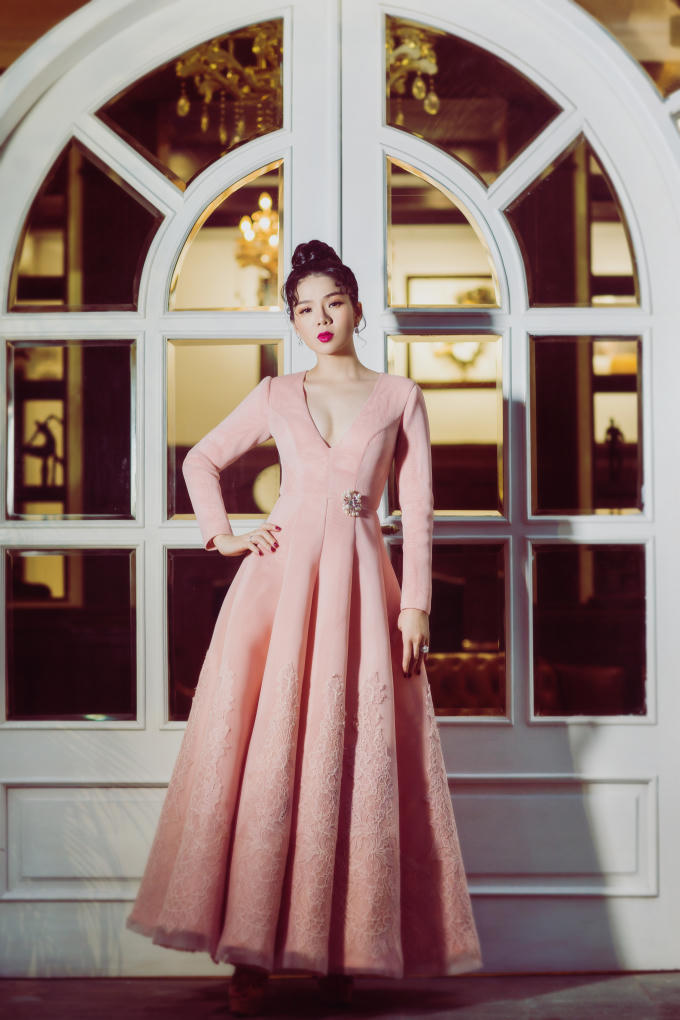 Lệ Quy&ecirc;n bồi hồi mặc &aacute;o cưới một m&igrave;nh trong khung cảnh thơ mộng