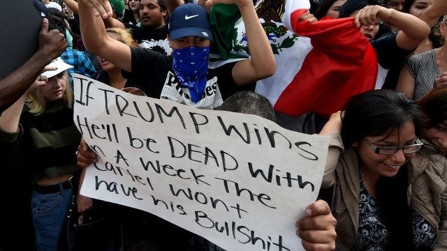 Hơn 1.000 người biểu t&igrave;nh phản đối Donald Trump
