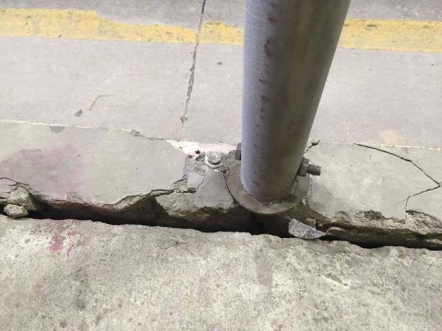 Ở hành lang kỹ thuật nứt nẻ nhiều nơi.