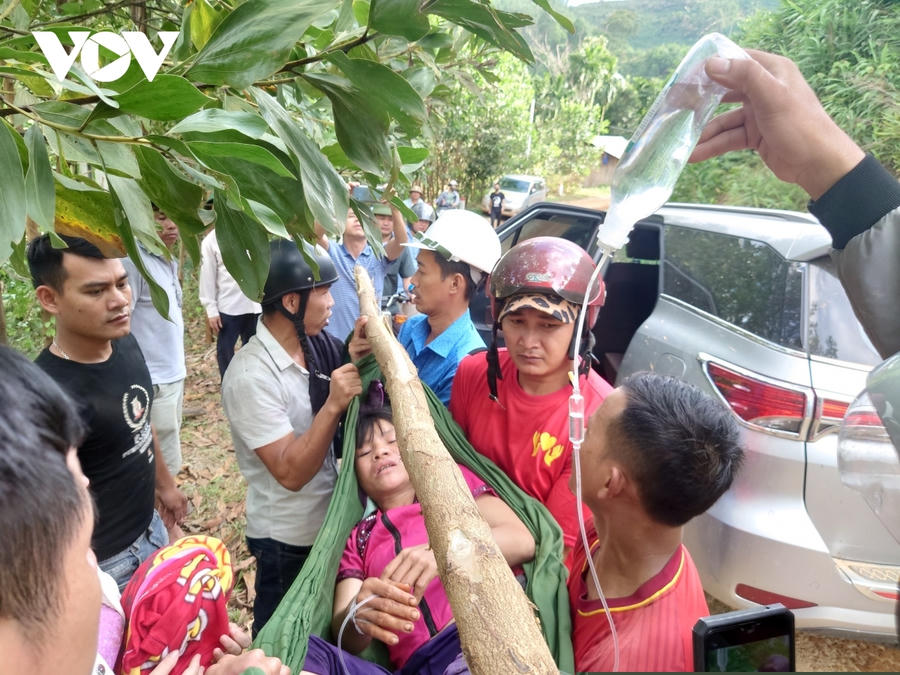 Cấp cứu các nạn nhân tại Trà Leng.
