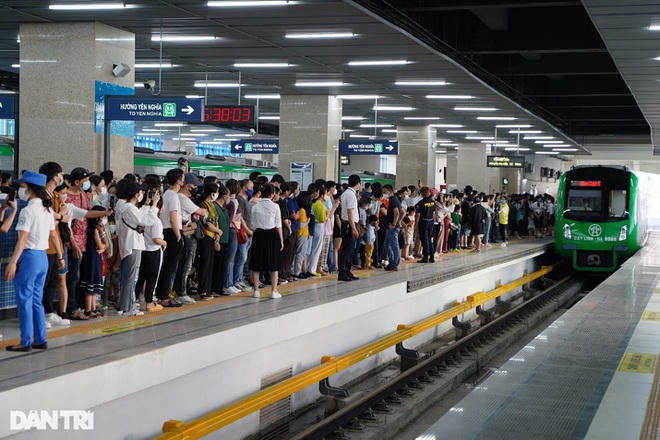 Hành khách không được vượt qua vạch vàng khi đứng chờ tàu.