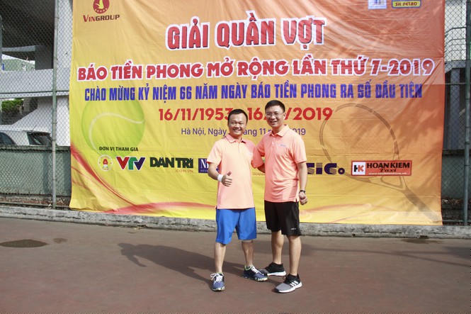 Các VĐV tham dự giải chụp hình lưu niệm