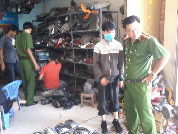 Đối tượng Trần Thanh Hảo (đeo khẩu trang) đang trình bày với lực lượng công an.