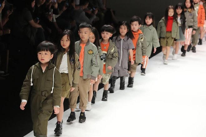 Xu&acirc;n Lan đưa 4 học tr&ograve; nh&iacute; đến Shanghai Fashion Week