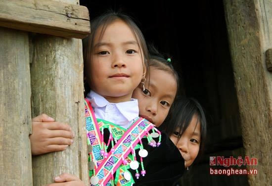 Sự e ngại trong tiếp xúc của cộng đồng người Mông và cuộc sống mưu sinh hàng ngày khiến việc vận động học sinh đến lớp ở Pà Khốm gặp không ít khó khăn. Cô giáo Lưu chia sẻ: Để chuẩn bị cho mỗi buổi học, thầy cô phải dậy sớm đến nhà để đón các cháu đến trường. Vào mùa gặt lùa, mùa hái măng, nhiều trẻ theo cha mẹ lên núi, thầy cô lại phải bang đồi đi vận động trẻ đến lớp. Trong ảnh, bầy trẻ chờ cô giáo đến đón mới chịu lên lớp.