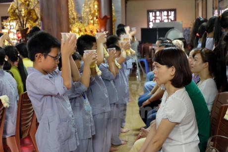 Dâng trà mời cha mẹ. (Ảnh: Dương Phạm/Vietnam+)