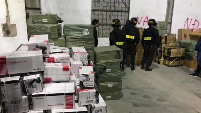 Loại hàng hóa được các đối tượng buôn bán, vận chuyển trái pháp luật rất đa dạng, trong đó đa phần là quần áo, mỹ phẩm, phụ tùng ô tô, xe máy, hàng điện tử…