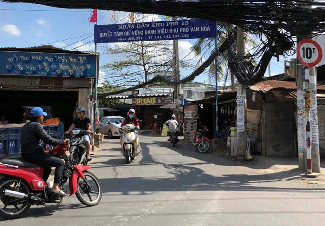 Con hẻm nhiều năm nay gần giống như “chợ đẻ mướn” ẢNH: ĐỨC ANH.