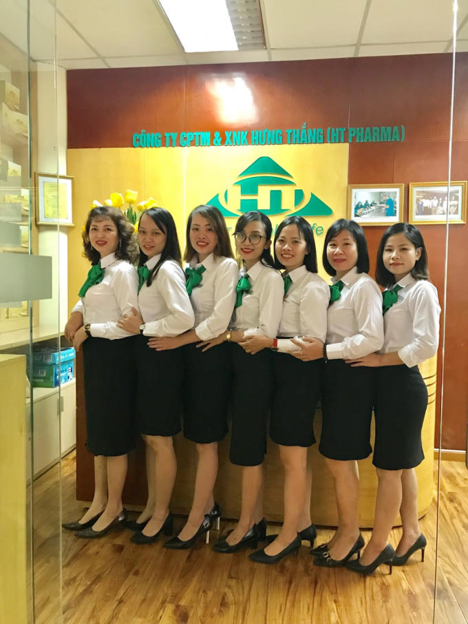 Tập thể nhân viên nữ Phòng CSKH của HT Pharma.