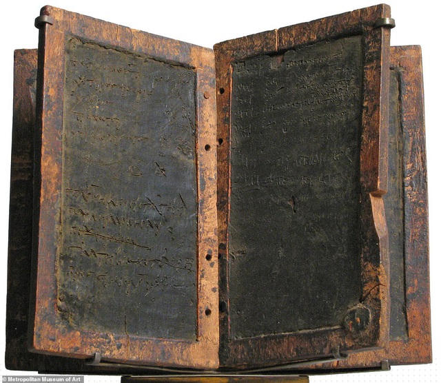 Những trang viết bằng gỗ này có niên đại từ khoảng thế kỷ thứ 5, được thực hiện bởi người Ai Cập xưa. Những miếng gỗ này có một lớp sáp, người viết sẽ viết lên bề mặt gỗ phủ sáp bằng một chiếc bút gỗ.