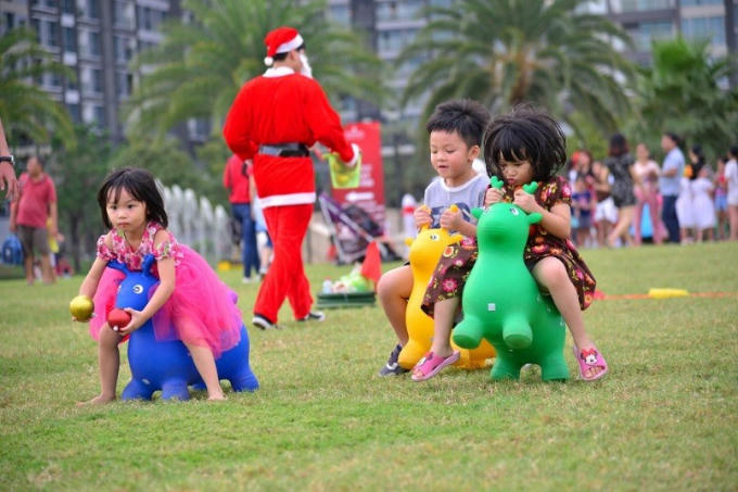 Các cư dân nhí hào hứng tham gia trò chơi tương tác, vận động