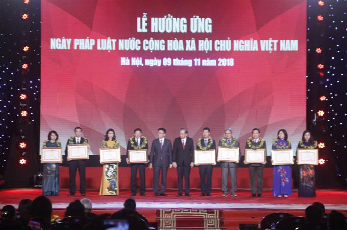 Trao tặng Bằng khen cho các cá nhân, tập thể đạt thành tích xuất sắc qua 5 năm tổ chức hưởng ứng Ngày Pháp luật.